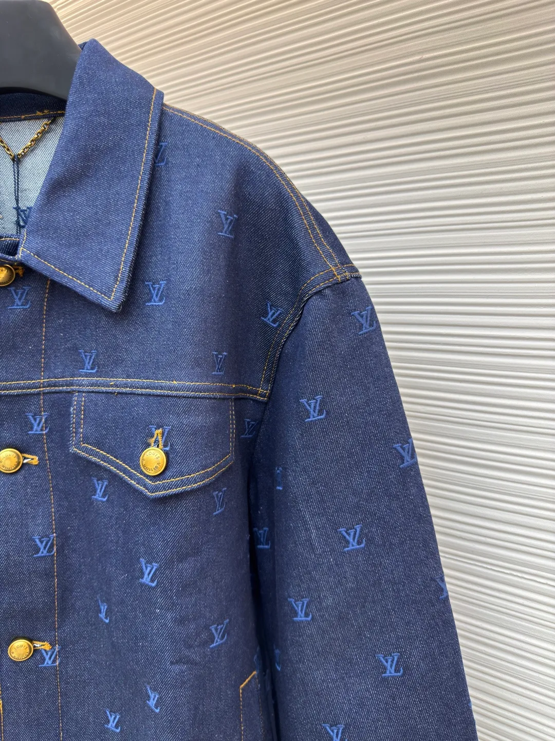 LOUIS VUITTON embroidered logo denim jacket ●Authentic product: purchased and developed by 26506 ●Item number: 1680016-B85 ●Fabric: denim fabric ●Technology: embroidery production ●Version: fitted version ●Weight: about 1290 grams ●Size: 46-48-50-52 ●Description: The fabric is made of 430g denim fabric, which feels breathable and comfortable after washing. Every detail is customized by YB, with matching patterns, custom hardware buttons, and leather tags that are highly restored, comparable to the original ones. It can be matched with the same style to create a fashionable look, and can be used in various occasions. Customized accessories, complete with three standards, same style for men and women!